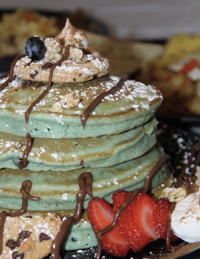Cookie Monster - torre de pancakes con galleta de chocolate