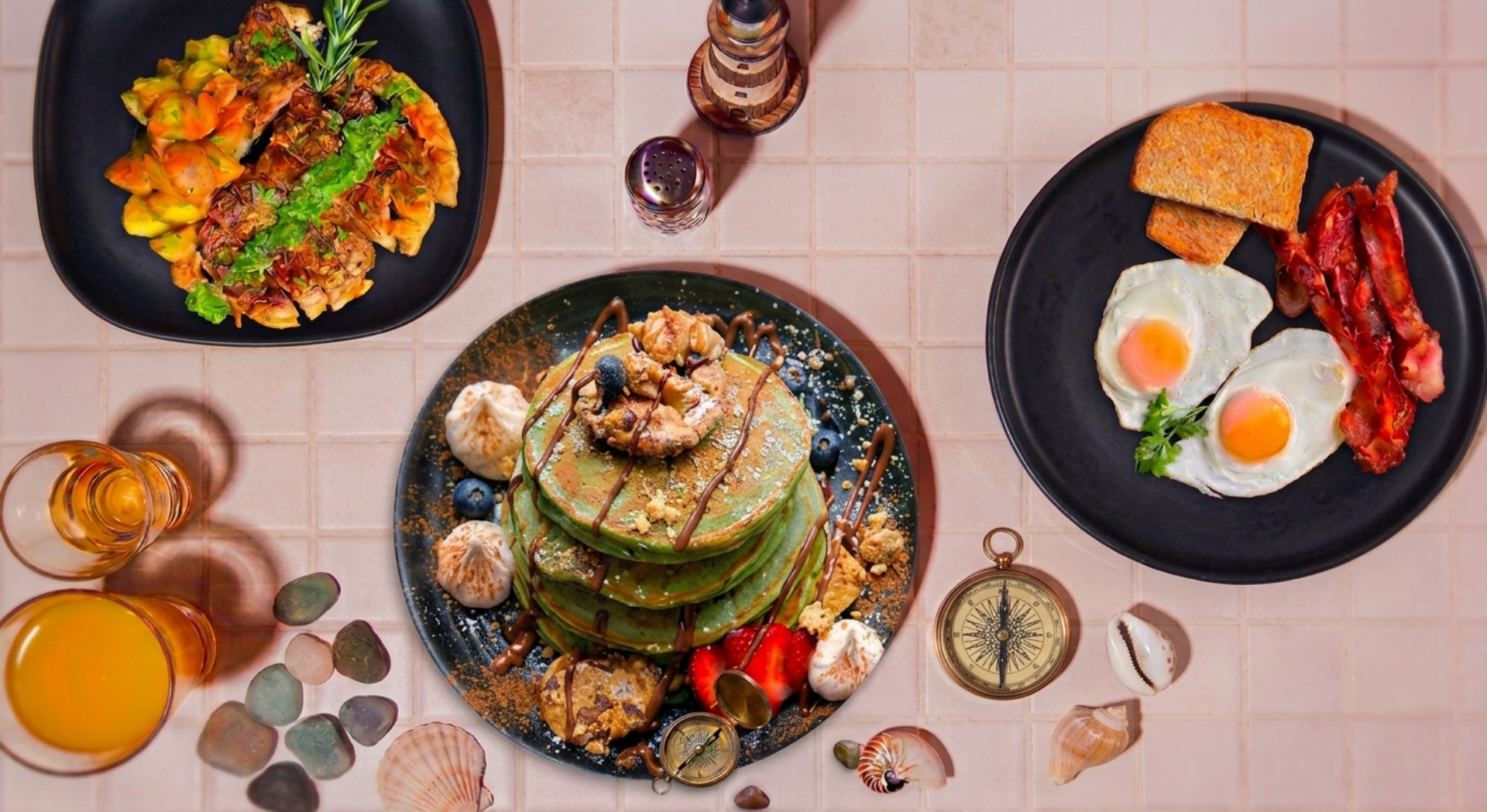 Mesa de brunch Marejadas con pancakes, huevos, tocineta y jugo de naranja