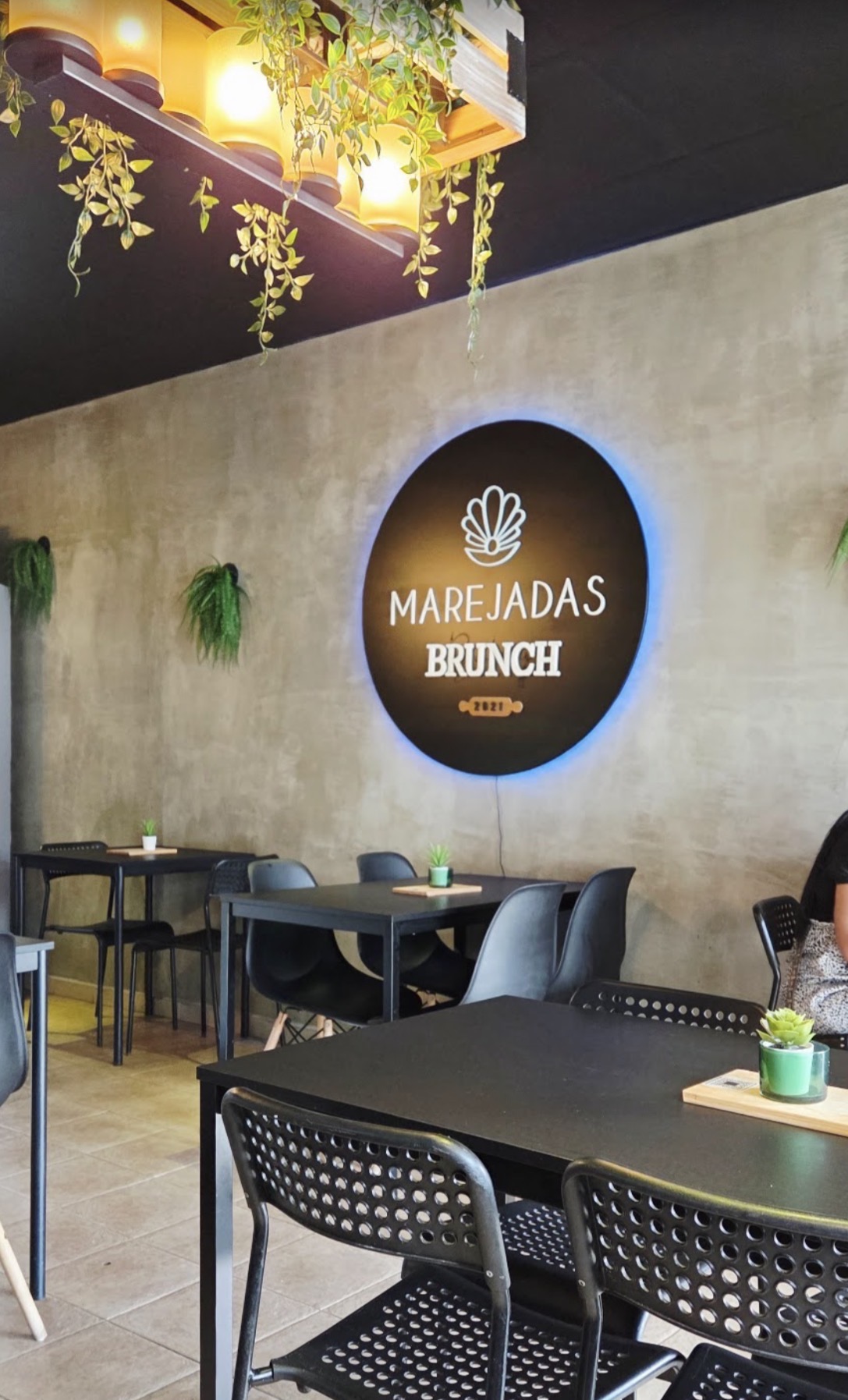 Comedor de Marejadas con letrero iluminado
